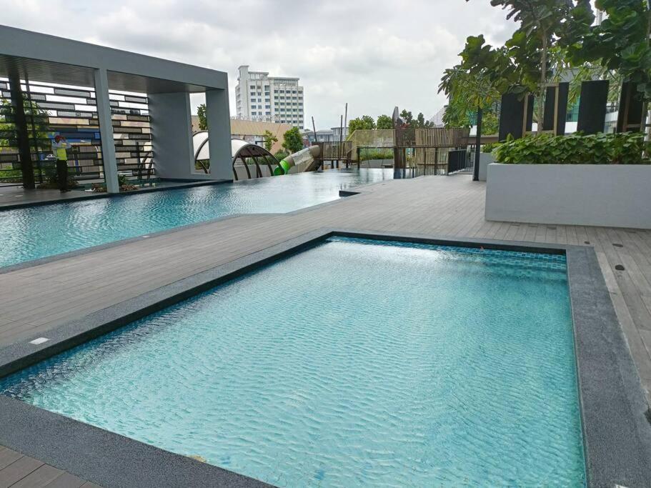 Sky Trees Netflix & Facilities With Balcony Johor Bahru